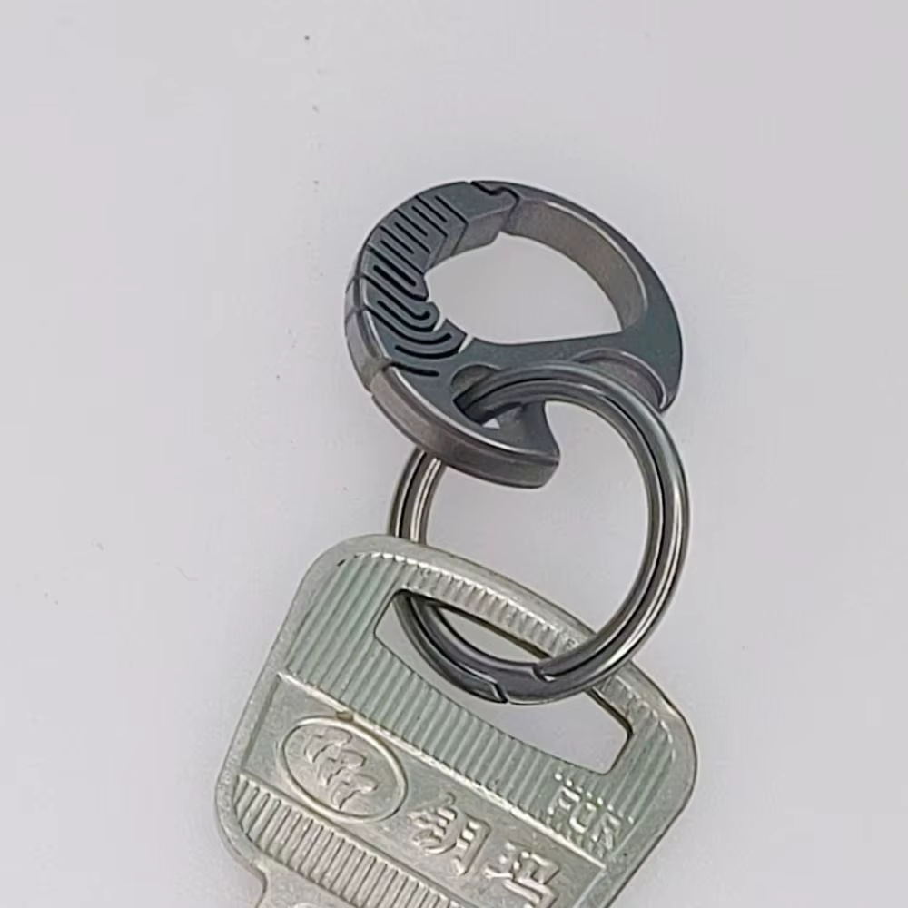 Mini porte-clés en alliage de titane