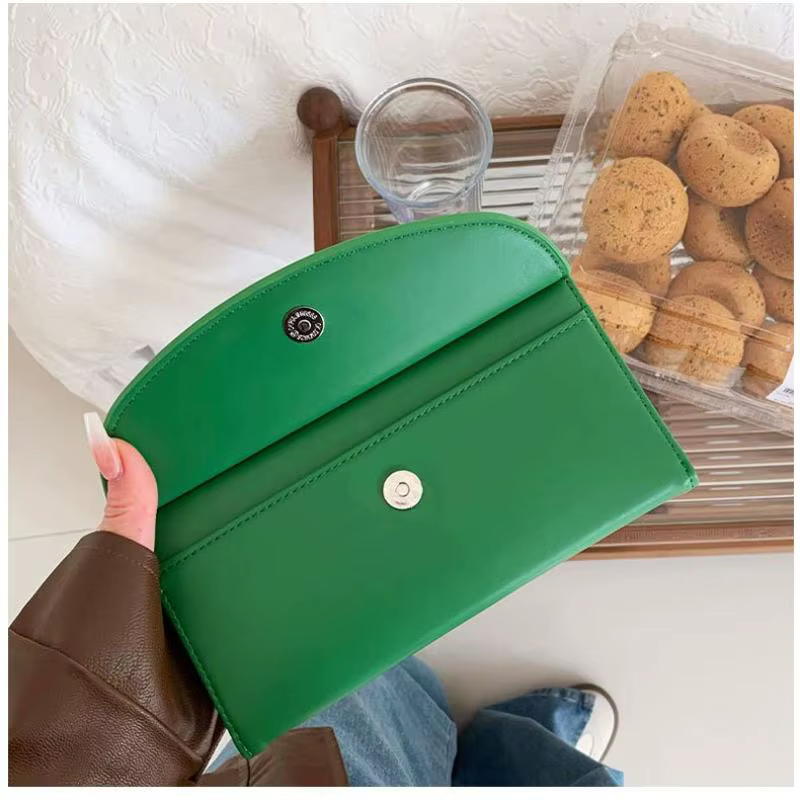 Portefeuille long pour femme en cuir vegan marron avec plusieurs emplacements pour cartes et fermeture éclair sécurisée