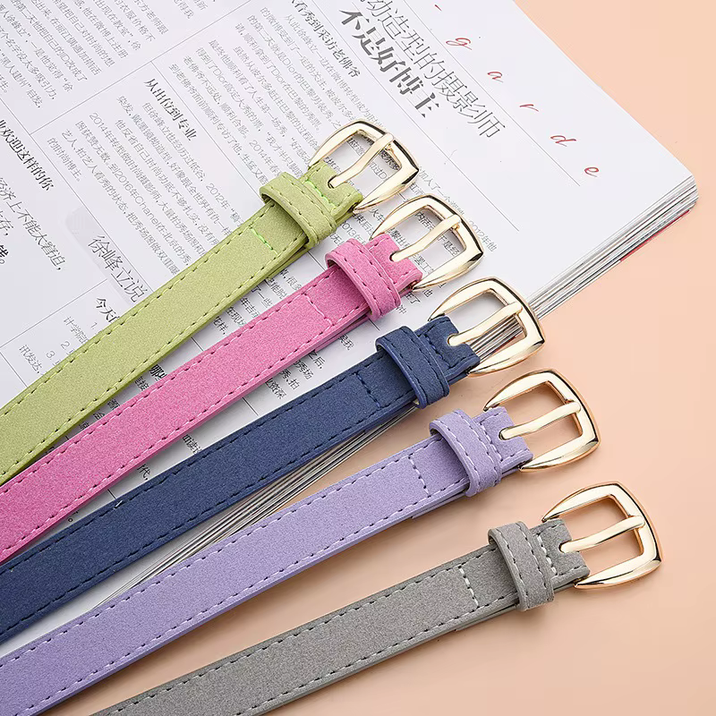 Ceinture en daim minimaliste et polyvalente pour robes