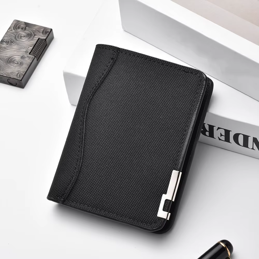 Portefeuille minimaliste pour homme avec accents métalliques et design uni