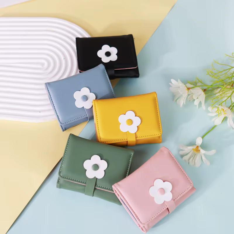 Portefeuille compact à trois volets pour femme avec imprimé floral délicat