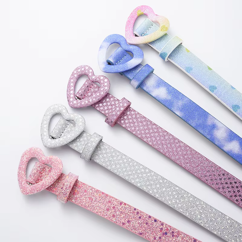 Ceinture fine à boucle en PU avec bouton en forme de cœur coloré
