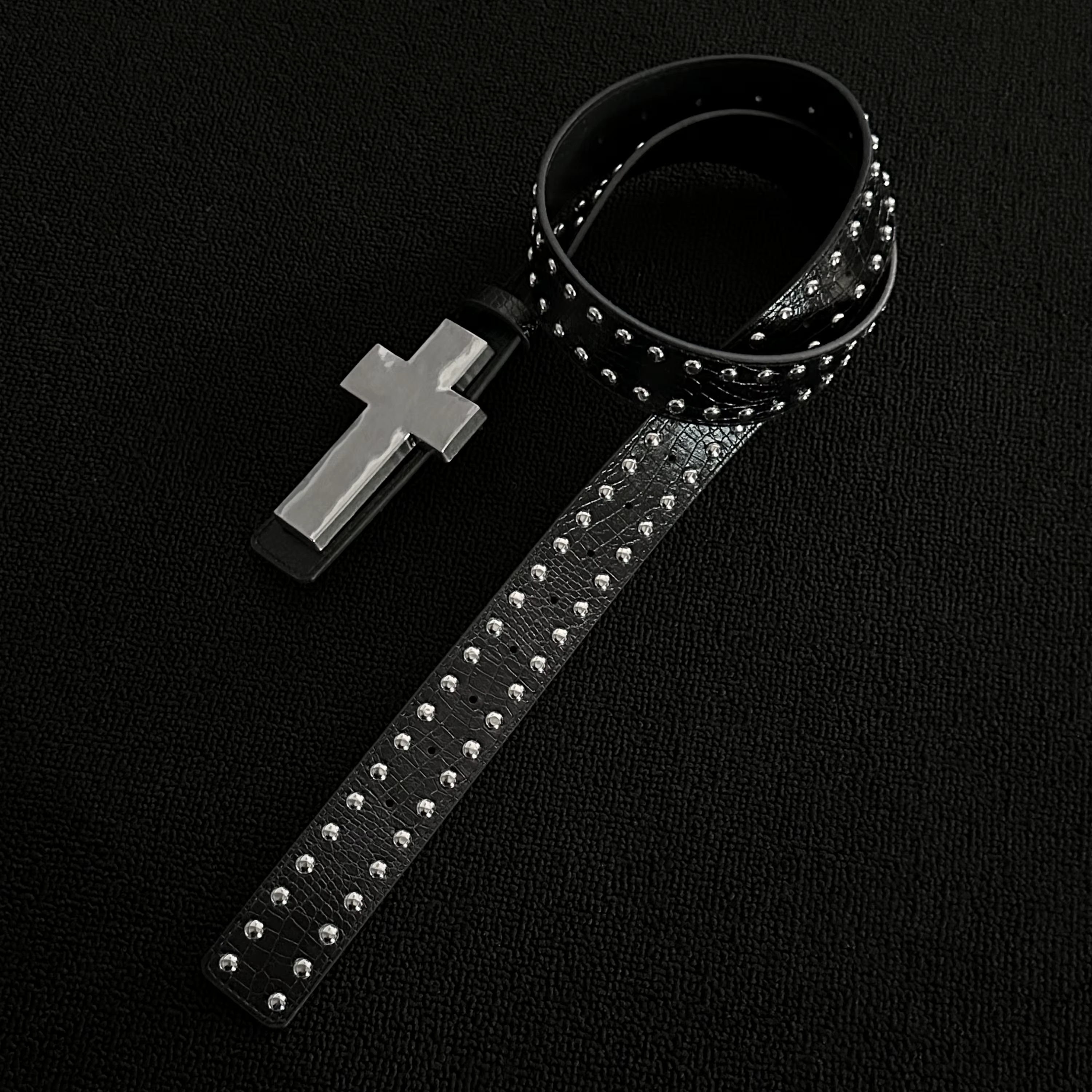 Ceinture croisée en métal cloutée à motifs craquelés