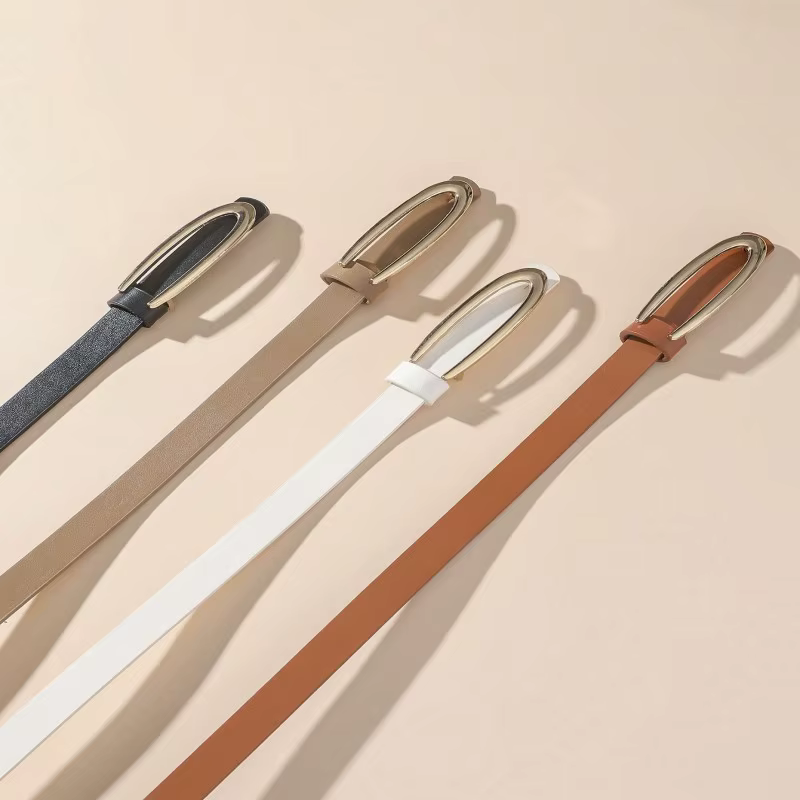 Une ceinture fine pour femme