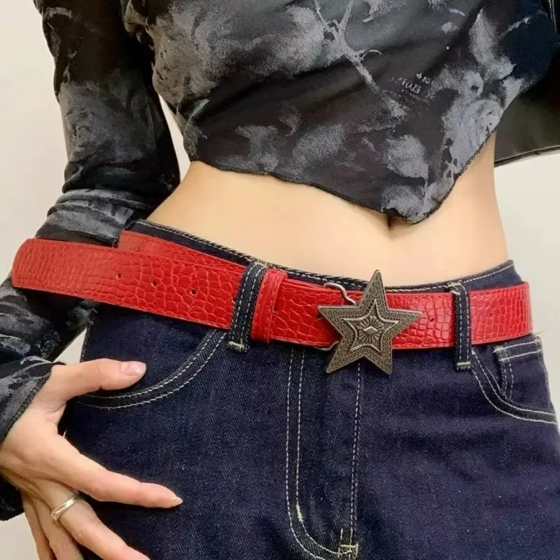 Ceintures en cuir rouge rétro