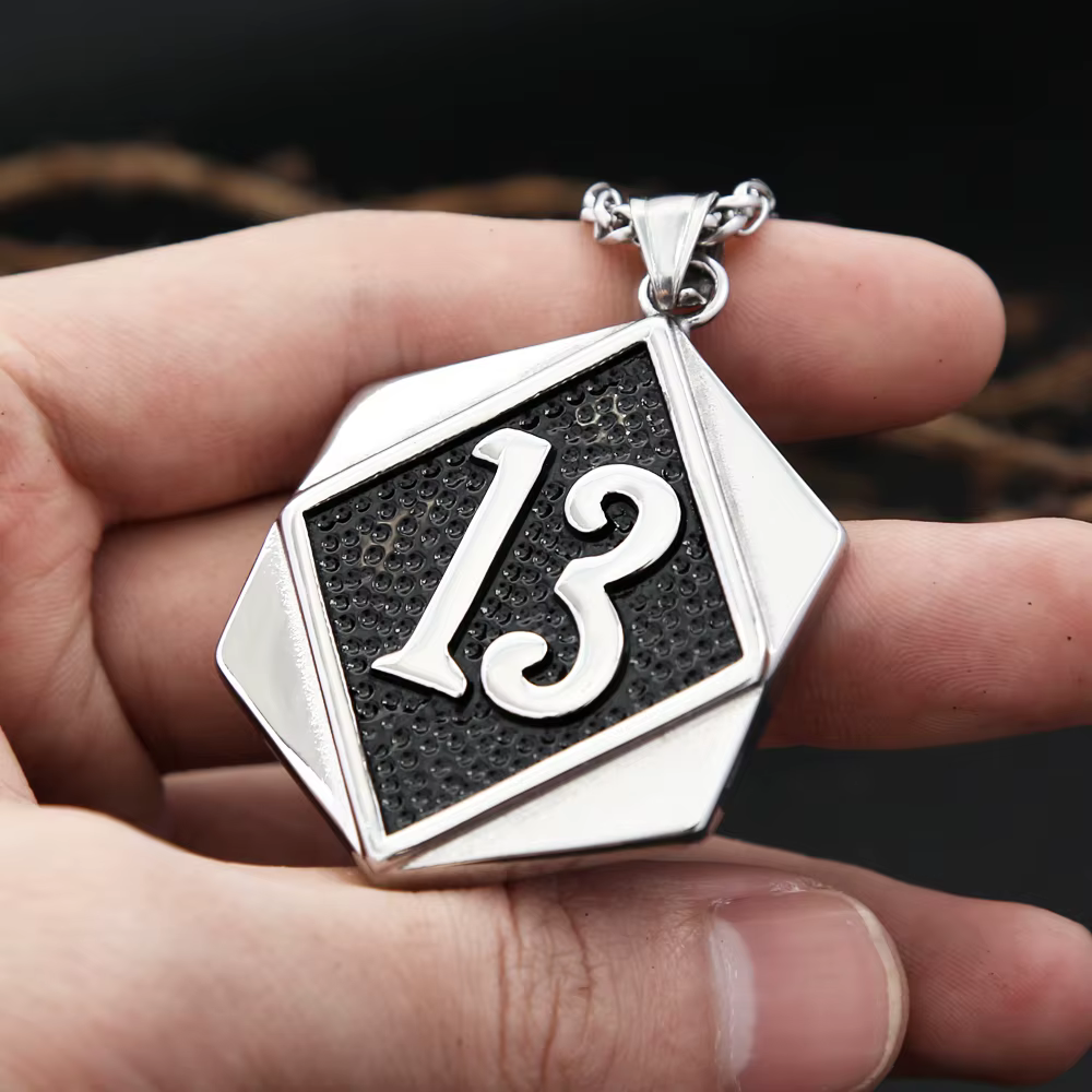Colliers pendentif numéro porte-bonheur pour hommes et femmes, acier inoxydable SION L, bijoux hip hop, mode punk vintage, cadeaux de la présidence, livraison directe