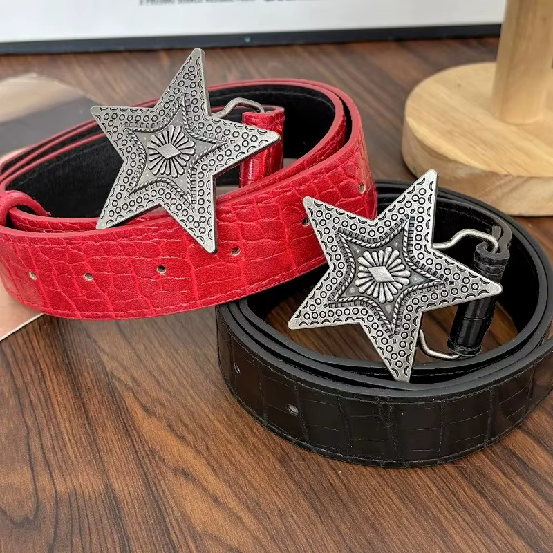 Ceintures en cuir rouge rétro