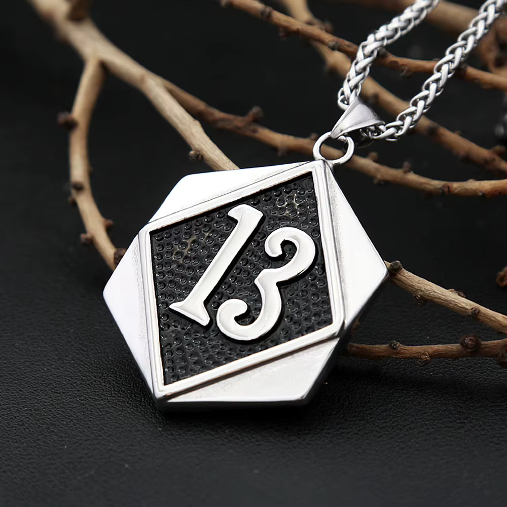 Colliers pendentif numéro porte-bonheur pour hommes et femmes, acier inoxydable SION L, bijoux hip hop, mode punk vintage, cadeaux de la présidence, livraison directe