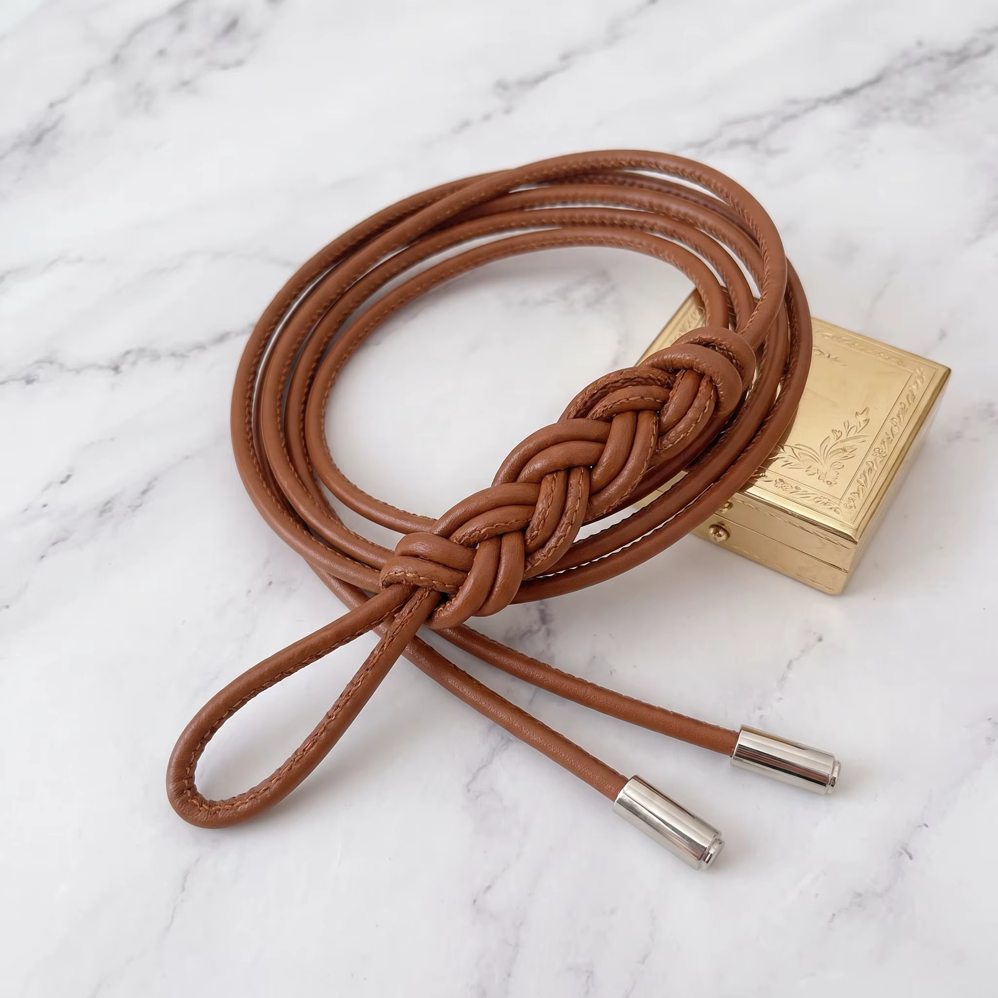 Nouvelle ceinture fine en cuir tressé avec boucle métallique