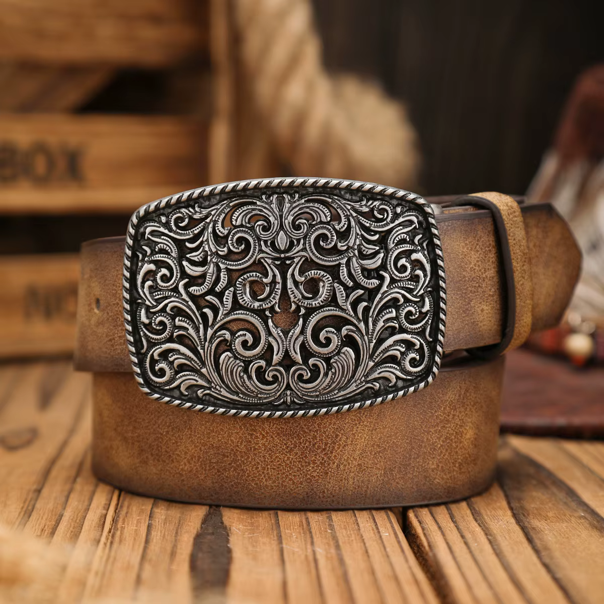 Une ceinture en PU à boucle occidentale adaptée aux hommes et aux femmes