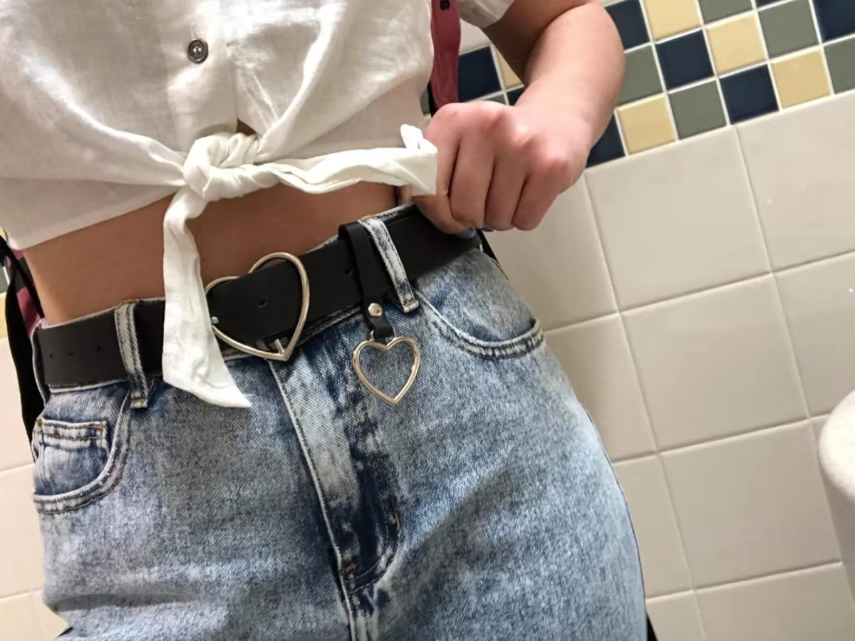 Ceinture à boucle en forme de cœur