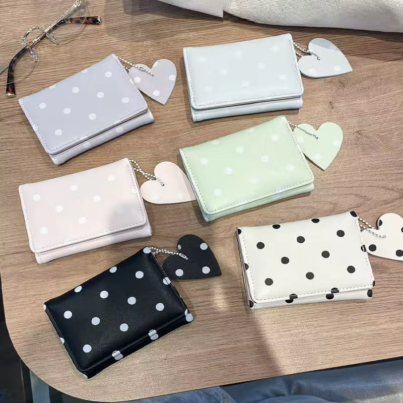 Petit portefeuille en cuir PU à pois avec joli pendentif en forme de cœur et design compact