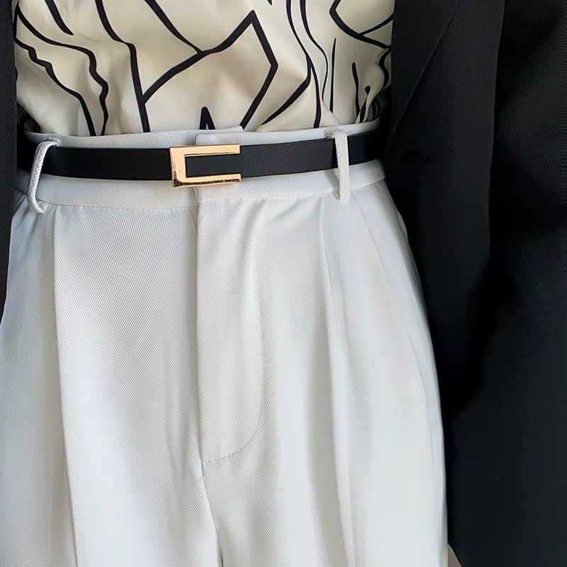 1 pièce de costume avec une ceinture fine pour une décoration polyvalente pour femme.