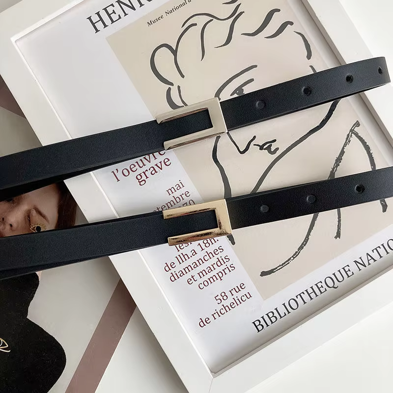 1 pièce de costume avec une ceinture fine pour une décoration polyvalente pour femme.