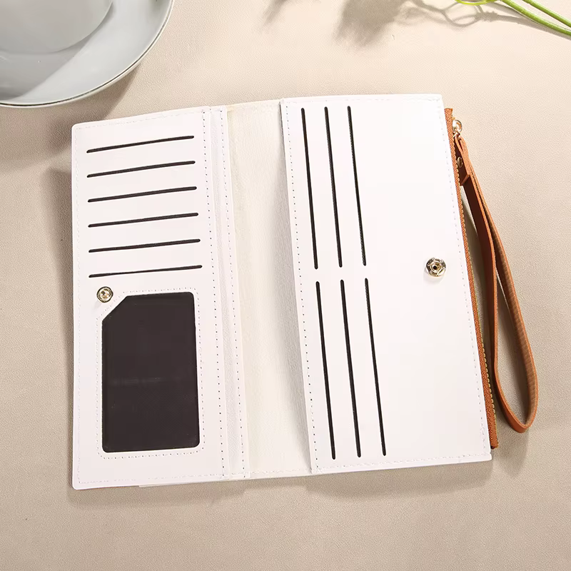 Portefeuille femme à la mode avec des couleurs contrastées ; long design à pompons ; porte-cartes multiples ; résout le