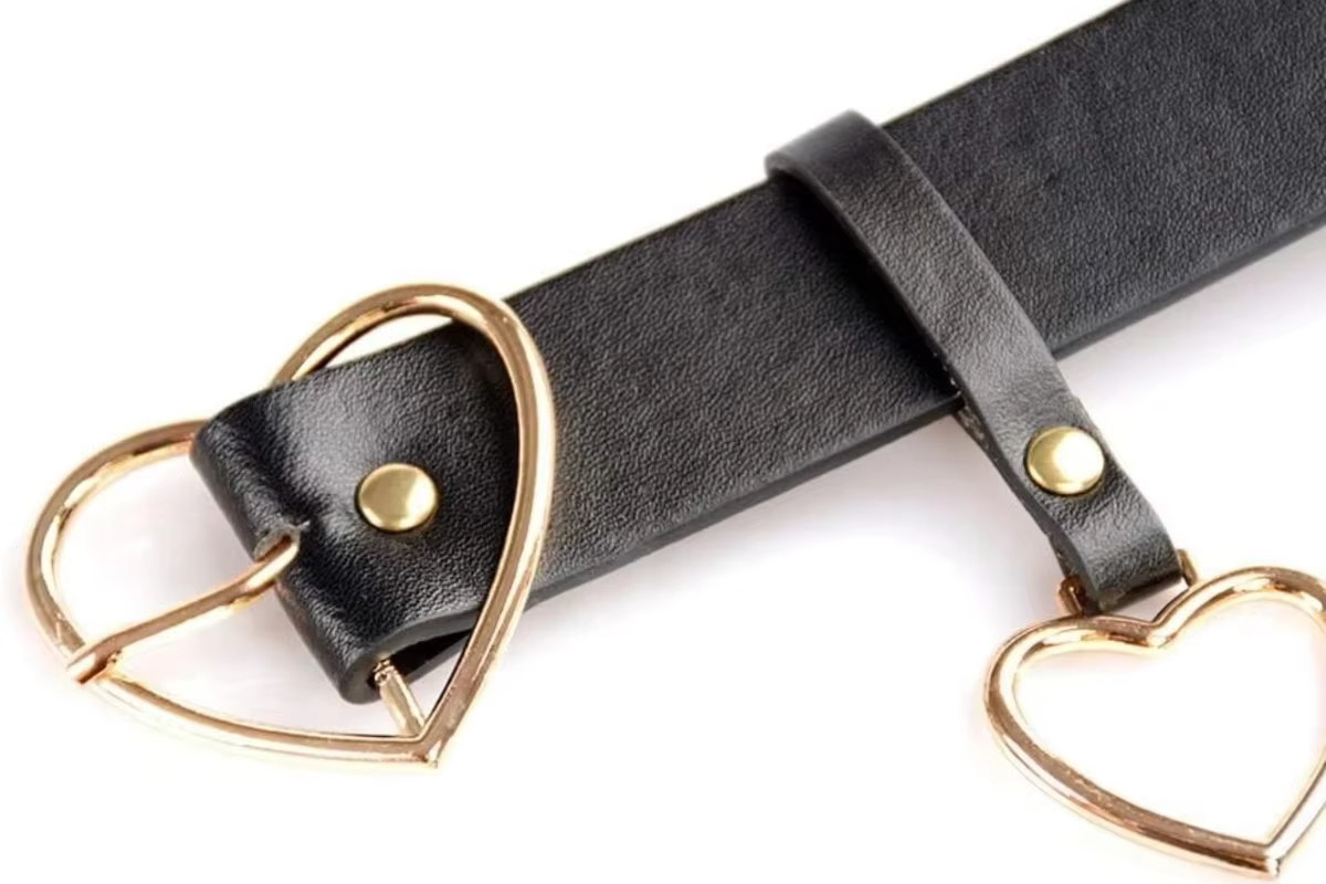 Ceinture à boucle en forme de cœur