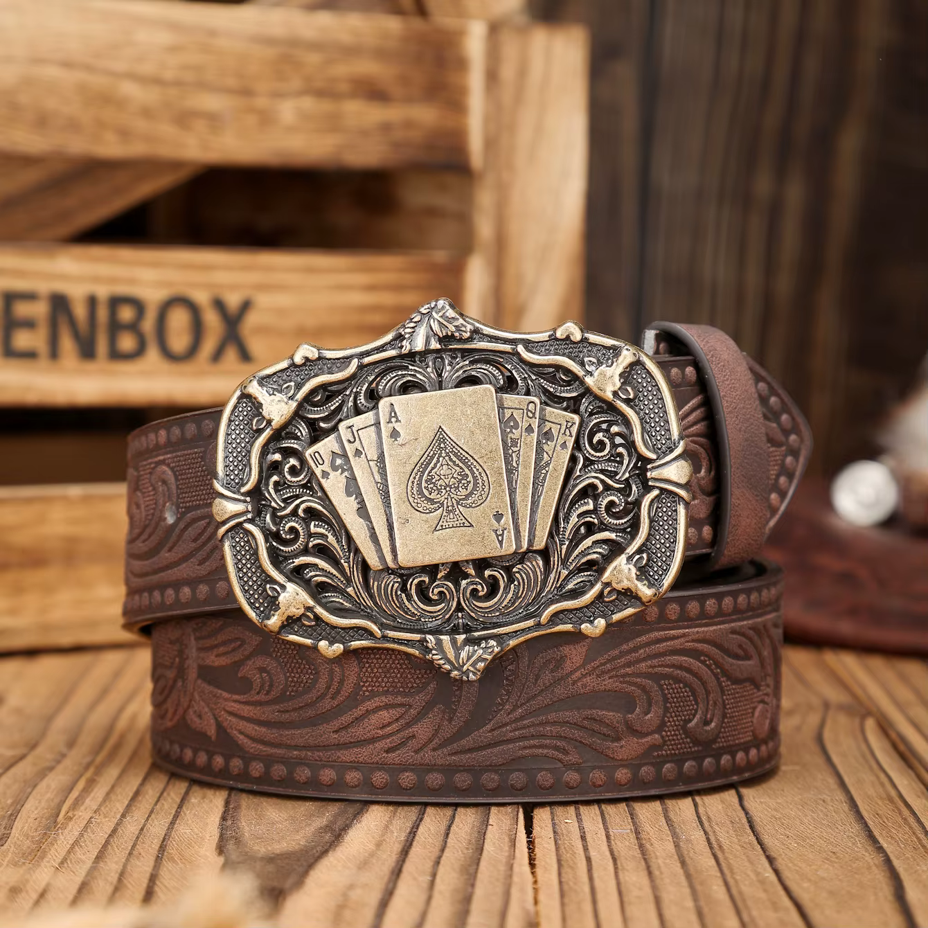 Une ceinture en PU à boucle occidentale adaptée aux hommes et aux femmes