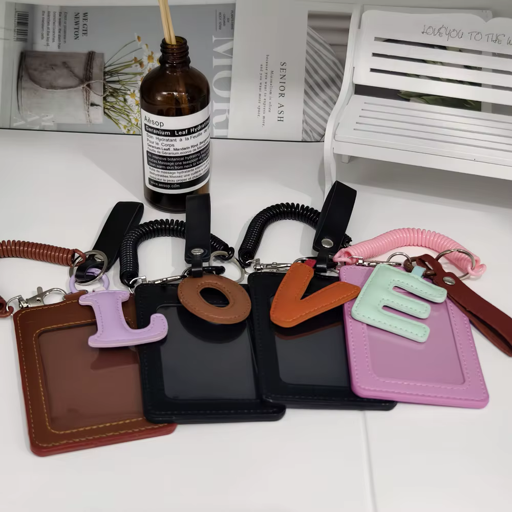 Porte-cartes en cuir avec lettres anglaises dans des schémas de couleur de dopamine