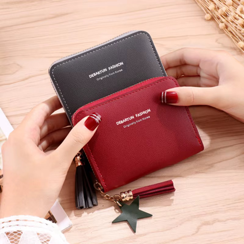Petit portefeuille en cuir PU avec pompon pour femme