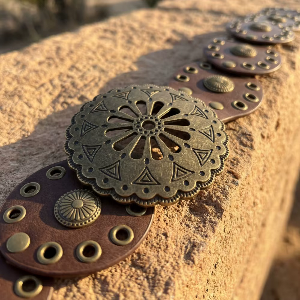 Ceinture large en métal ajouré de style western rétro pour femme
