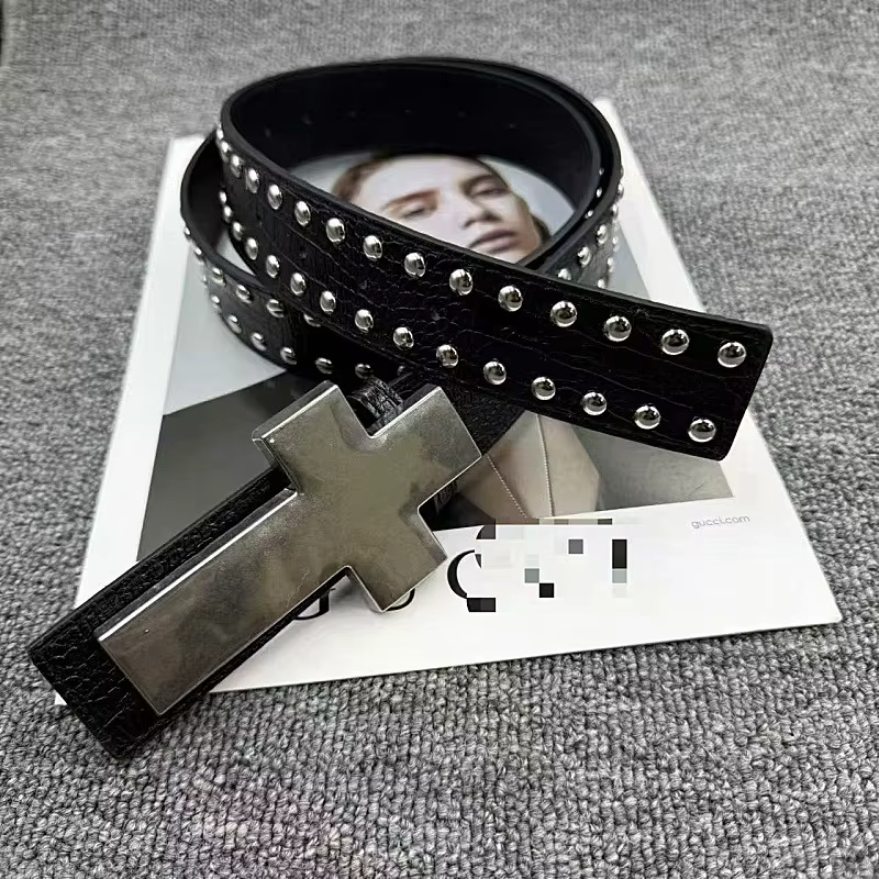 Ceinture croisée en métal cloutée à motif craquelé