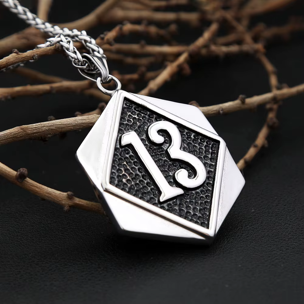 Colliers pendentif numéro porte-bonheur pour hommes et femmes, acier inoxydable SION L, bijoux hip hop, mode punk vintage, cadeaux de la présidence, livraison directe