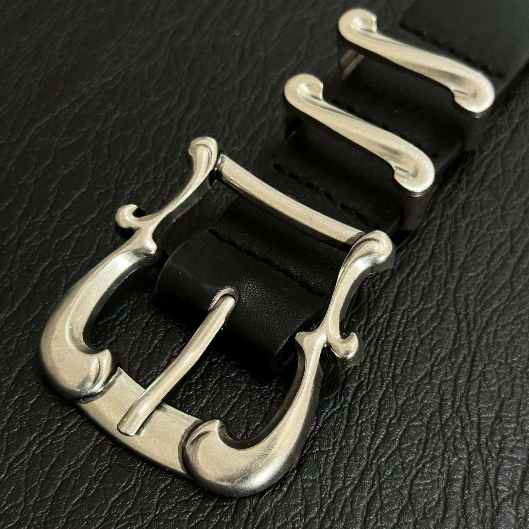 Ceinture blanche sculptée avec motifs délicats