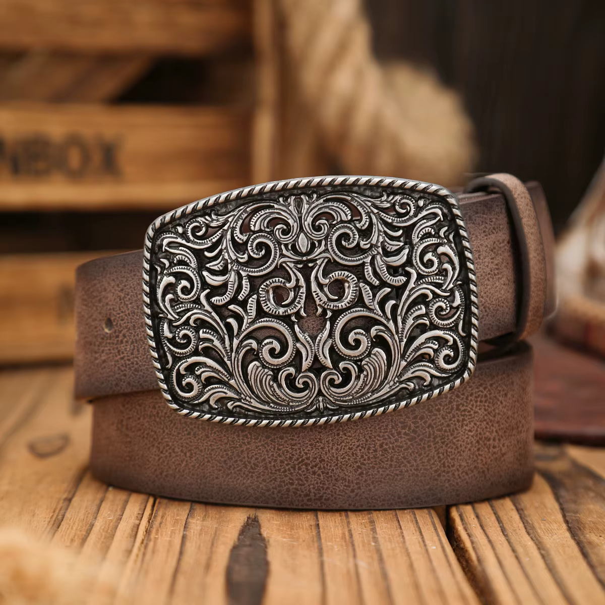 Une ceinture en PU à boucle occidentale adaptée aux hommes et aux femmes