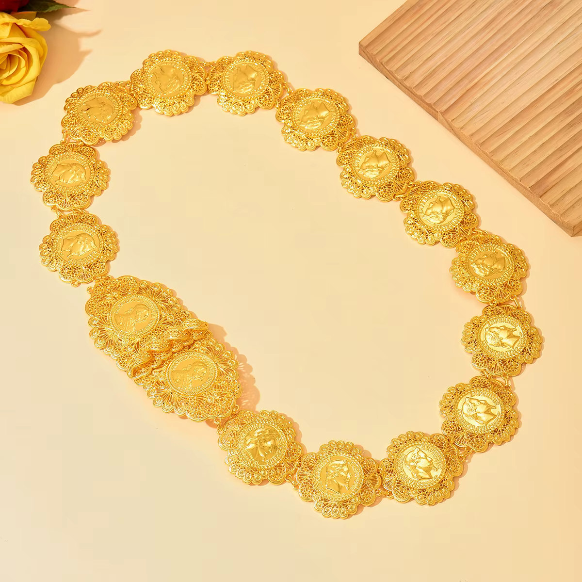 Ceinture de style cour avec pièce circulaire dorée et bordure en dentelle à motifs de tête humaine, design évidé pour ceinture, un style arabe
