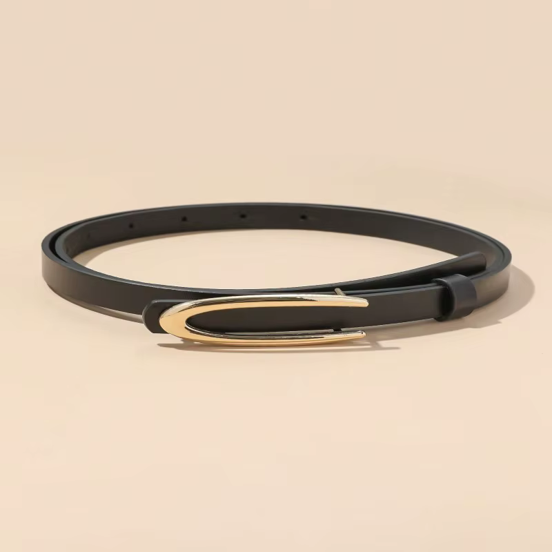 Une ceinture fine pour femme