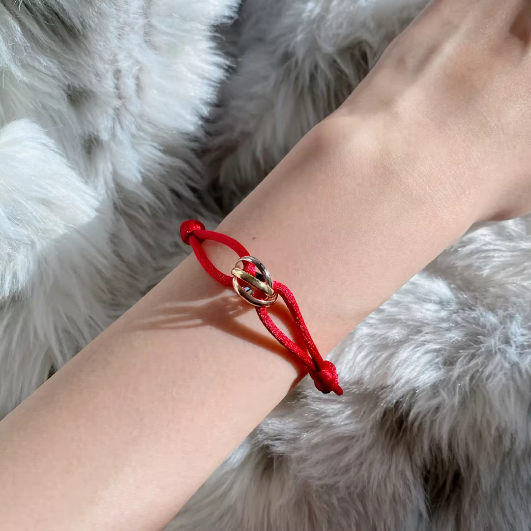 Bracelet porte-bonheur à trois anneaux et trois couleurs pour les couples. Bijoux de luxe de France, adaptés aux bijoux haut de gamme pour femmes.