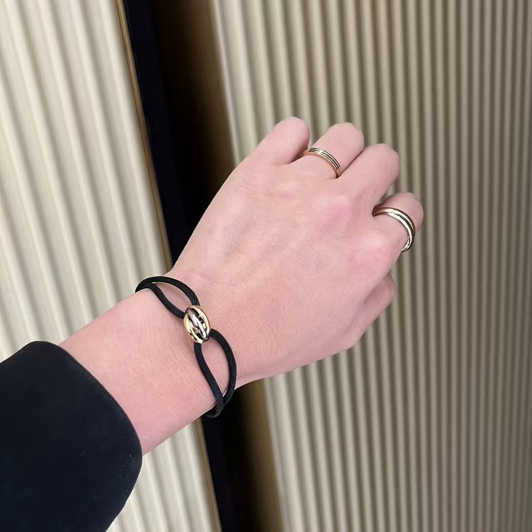 Bracelet porte-bonheur à trois anneaux et trois couleurs pour les couples. Bijoux de luxe de France, adaptés aux bijoux haut de gamme pour femmes.