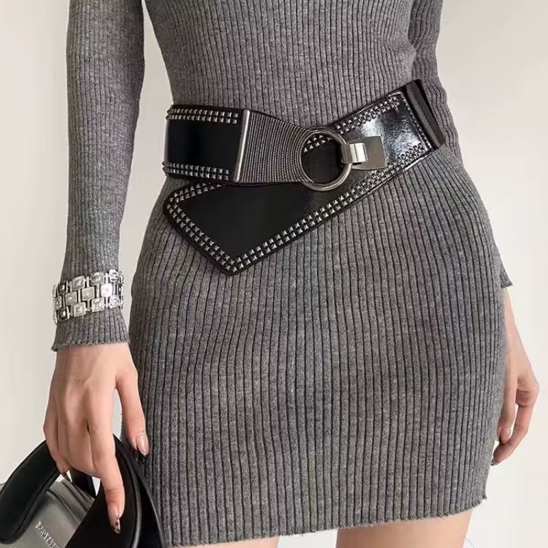 Ceinture large pour femmes avec rivets de style punk pour une utilisation polyvalente avec des robes ; élastique et tendance.