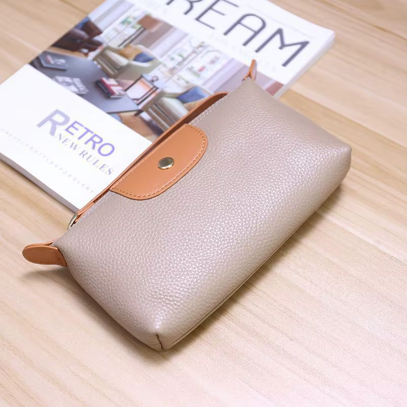 Le nouveau portefeuille pour femme en cuir souple et tendance avec des couleurs contrastées est un sac à main portable