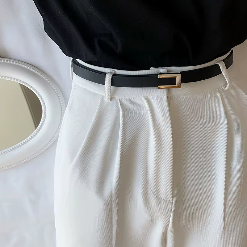 1 pièce de costume avec une ceinture fine pour une décoration polyvalente pour femme.