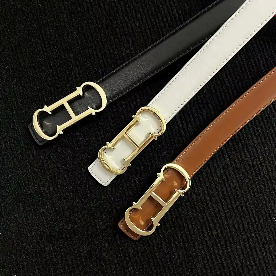 Ceinture pour femme de 25 mm de conception nouvelle avec une élégante boucle en lettres dorées