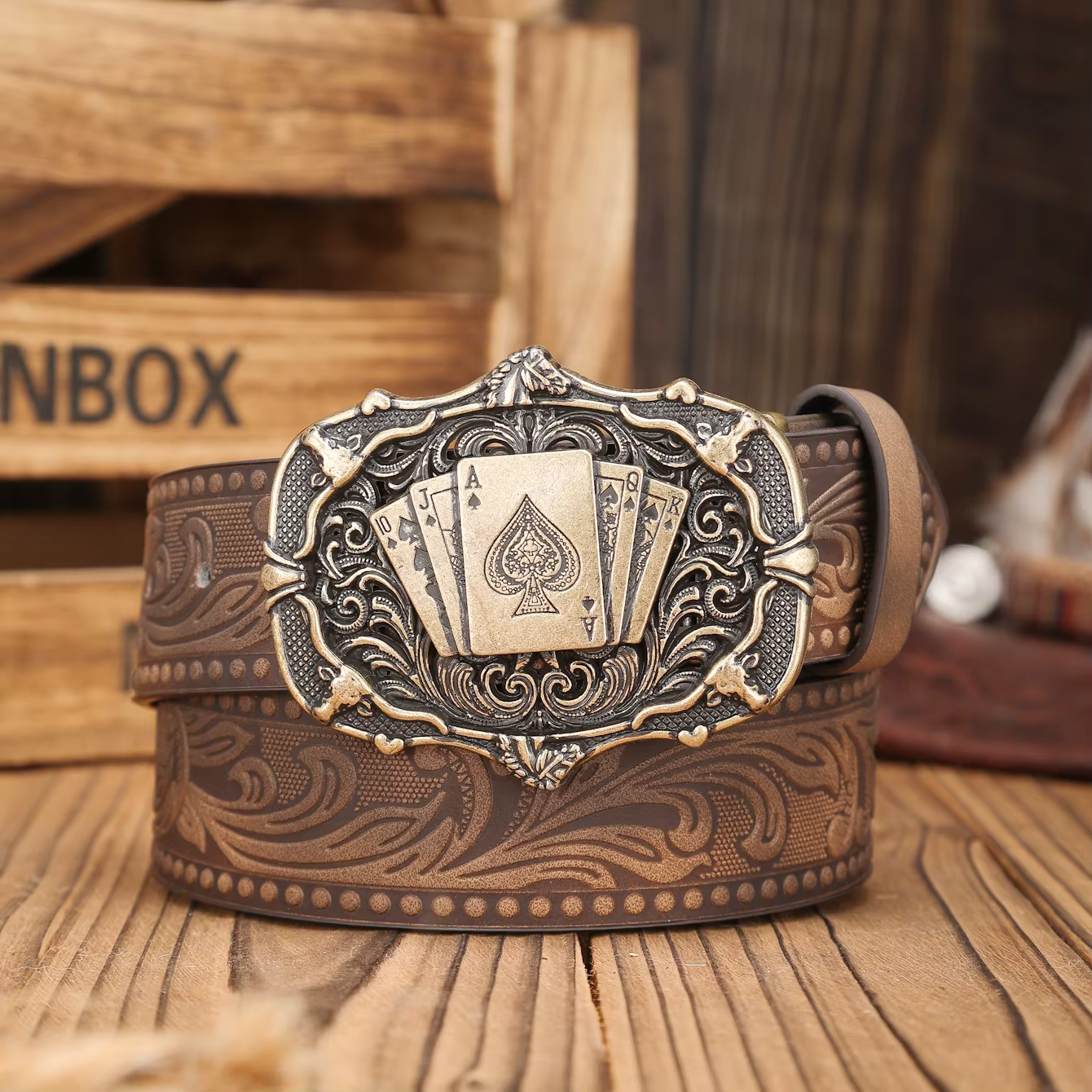 Une ceinture en PU à boucle occidentale adaptée aux hommes et aux femmes
