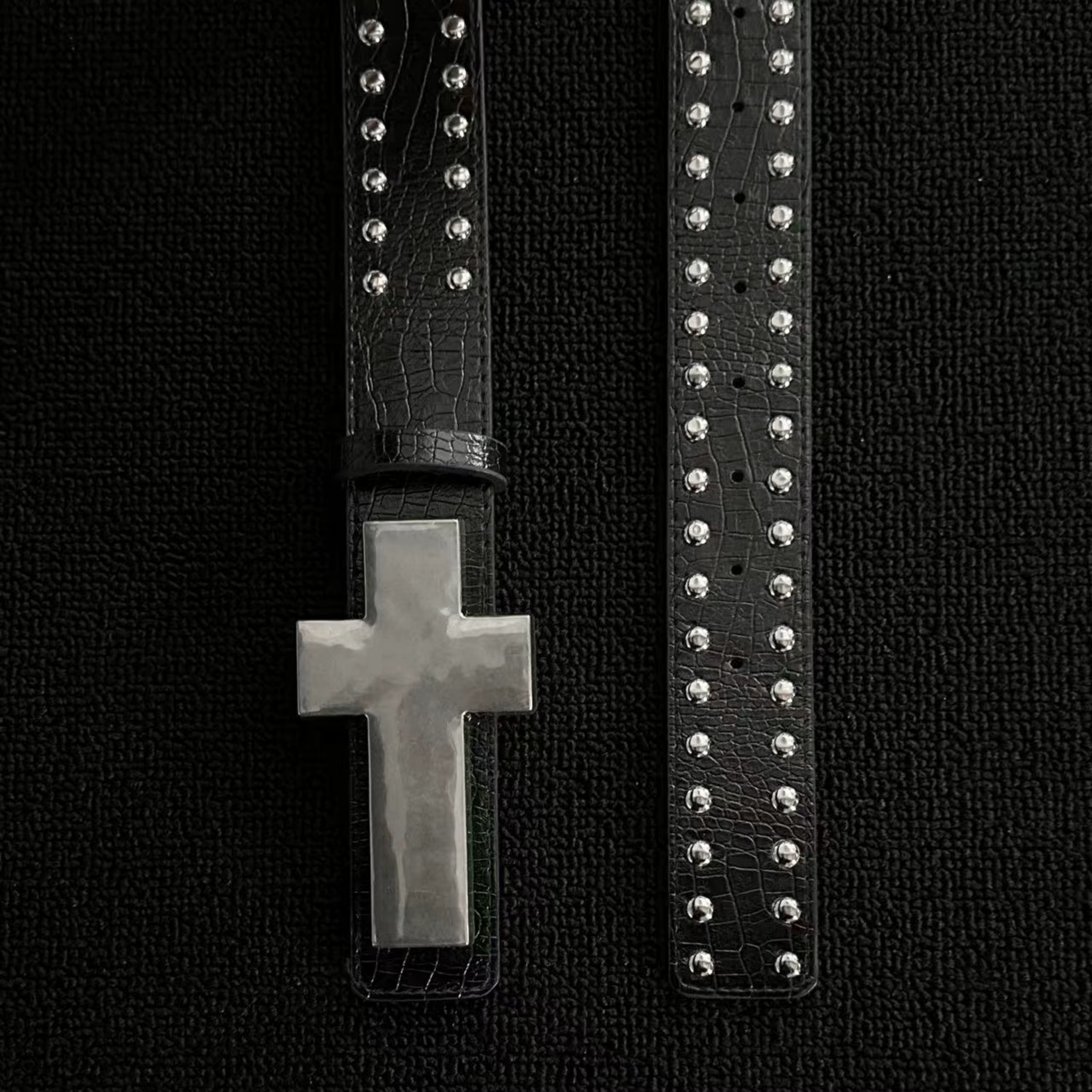 Ceinture croisée en métal cloutée à motifs craquelés