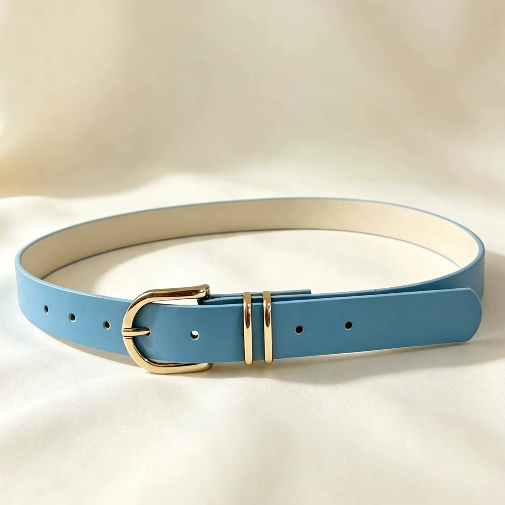 Une ceinture pour femme en bleu pur avec doubles boucles en métal, simple et polyvalente, parfaite pour les vacances et les loisirs, style bohème.